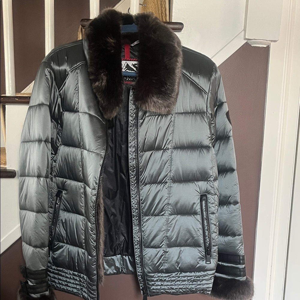 Stylish Gray Puffer Jacket with Fur Trim